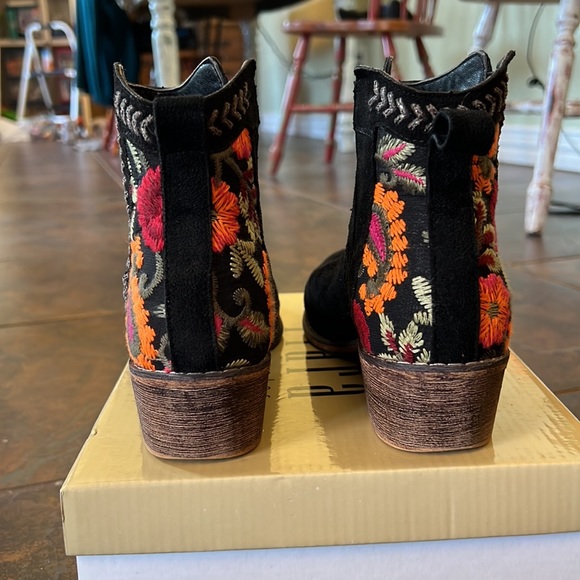 Tiara embroidered ankle boots, 6.5 - Picture 5 of 11